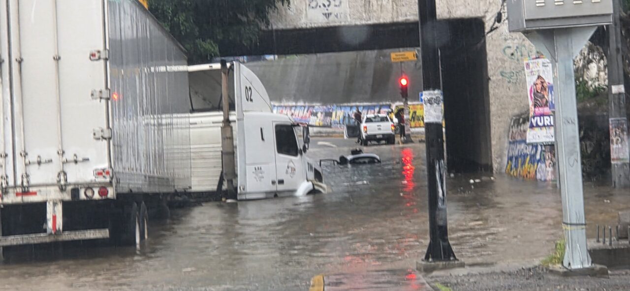 Tormenta de granizo en Puebla: caos vial, inundaciones y vehículos varados