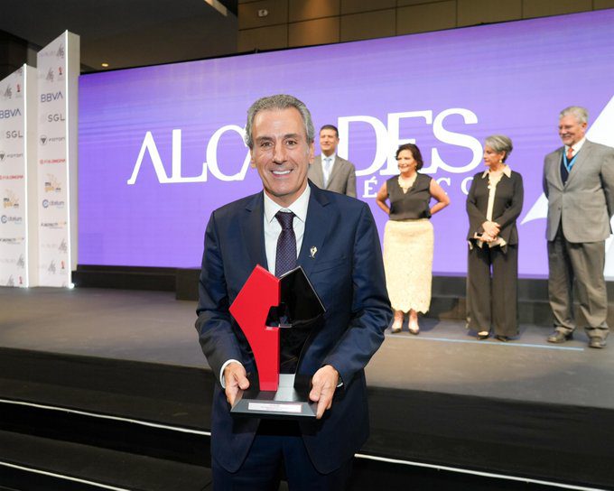 Recibe Pepe Chedraui reconocimiento por calificación perfecta e histórica en transparencia y rendición de cuentas