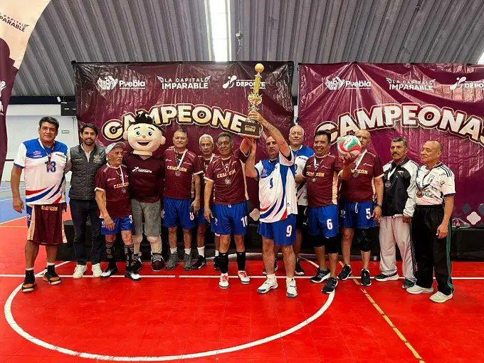 Adultos mayores demuestran su pasión deportiva en el Torneo de Barrios de Cachibol