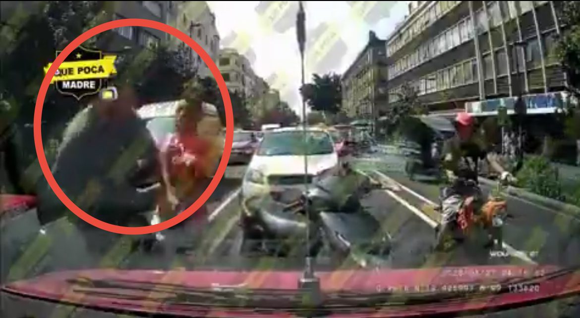 Violencia vial en el Centro Histórico: motociclista golpea a taxista tras choque en Pino Suárez