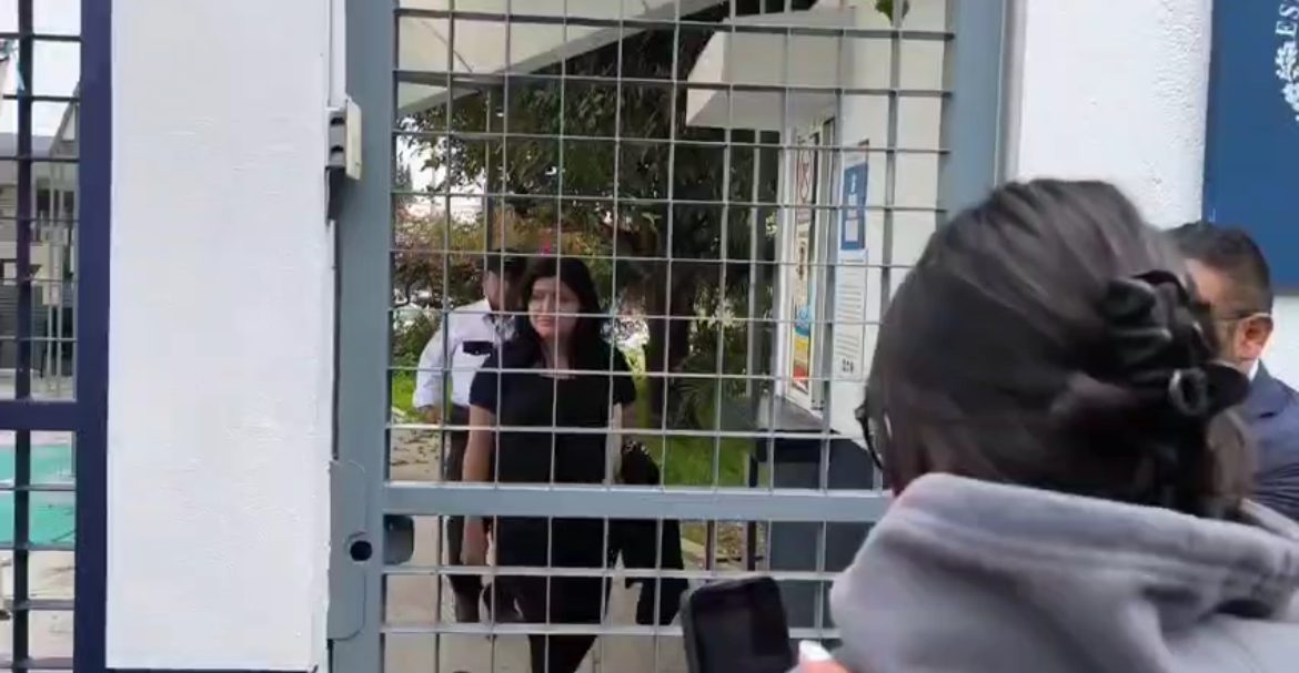 Liberan a cuatro activistas feministas bajo condiciones tras protesta en la fuente de San Miguel