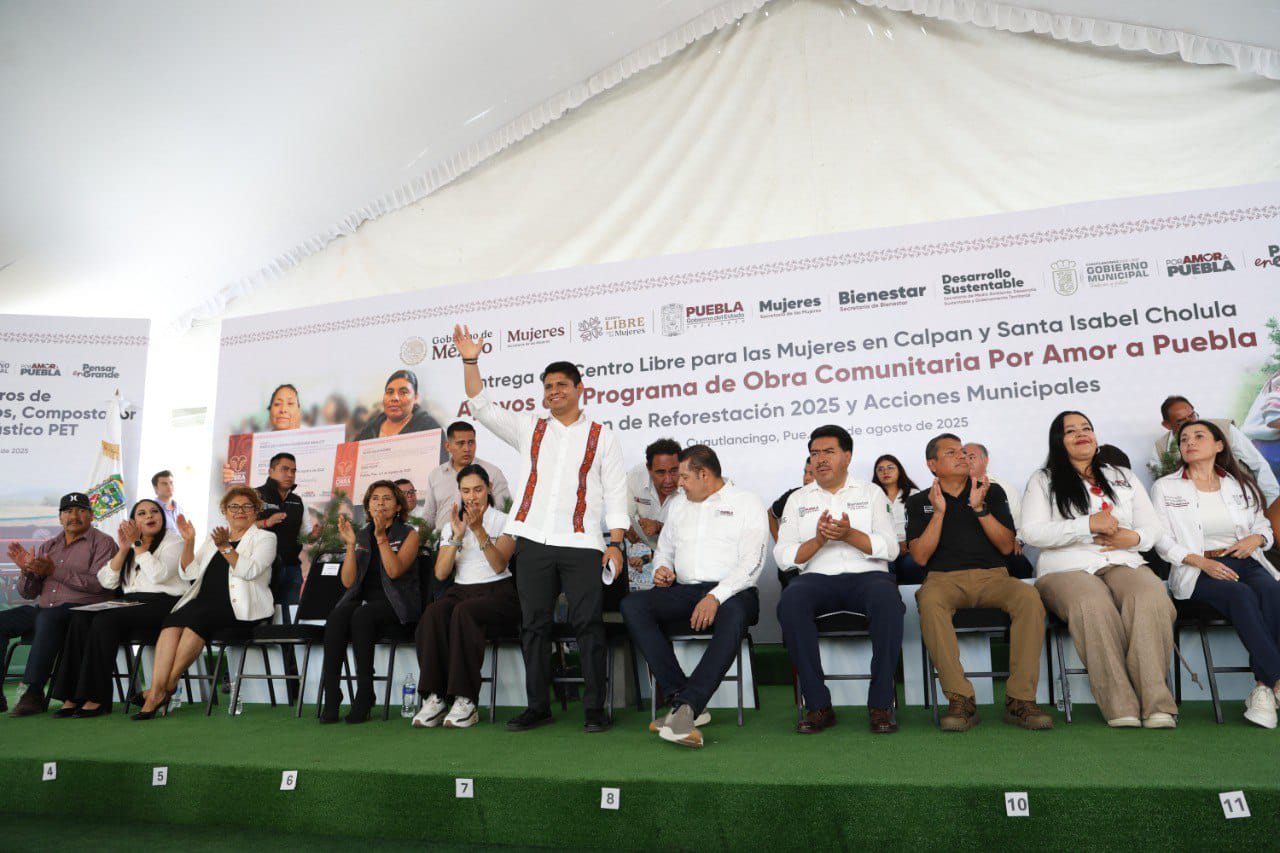Encabeza Omar Muñoz entrega simbolica fertilizante y tinacos en Cuautlancingo
