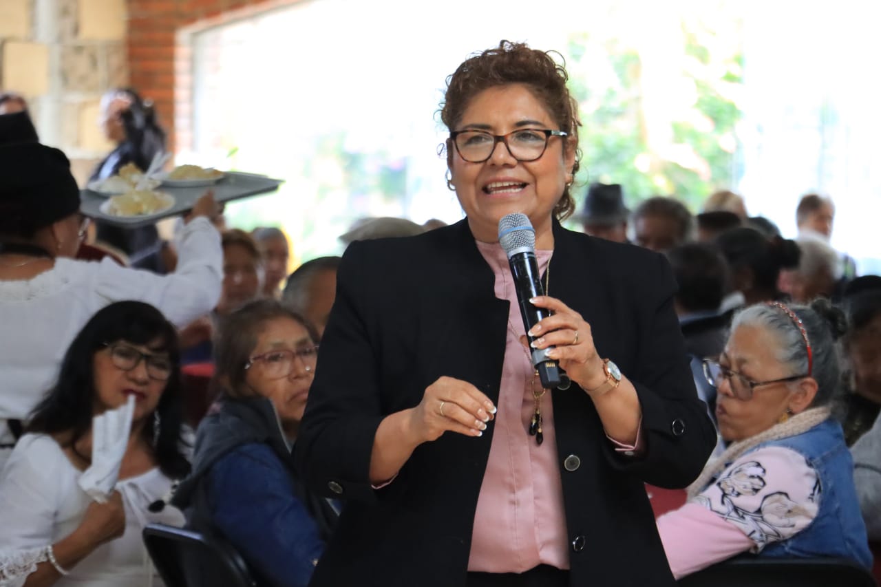 Omar Muñoz y Tere Alfaro festejan a los abuelitos de Cuautlancingo