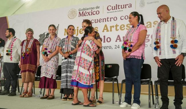 Presidenta Claudia Sheinbaum entrega Créditos a la Palabra a mujeres artesanas de Amuzgo