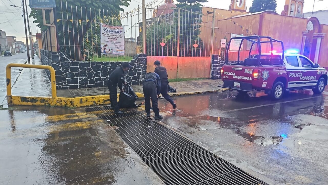 Acción rápida: brigadas municipales liberan rejillas y bajan niveles de agua en Cholula