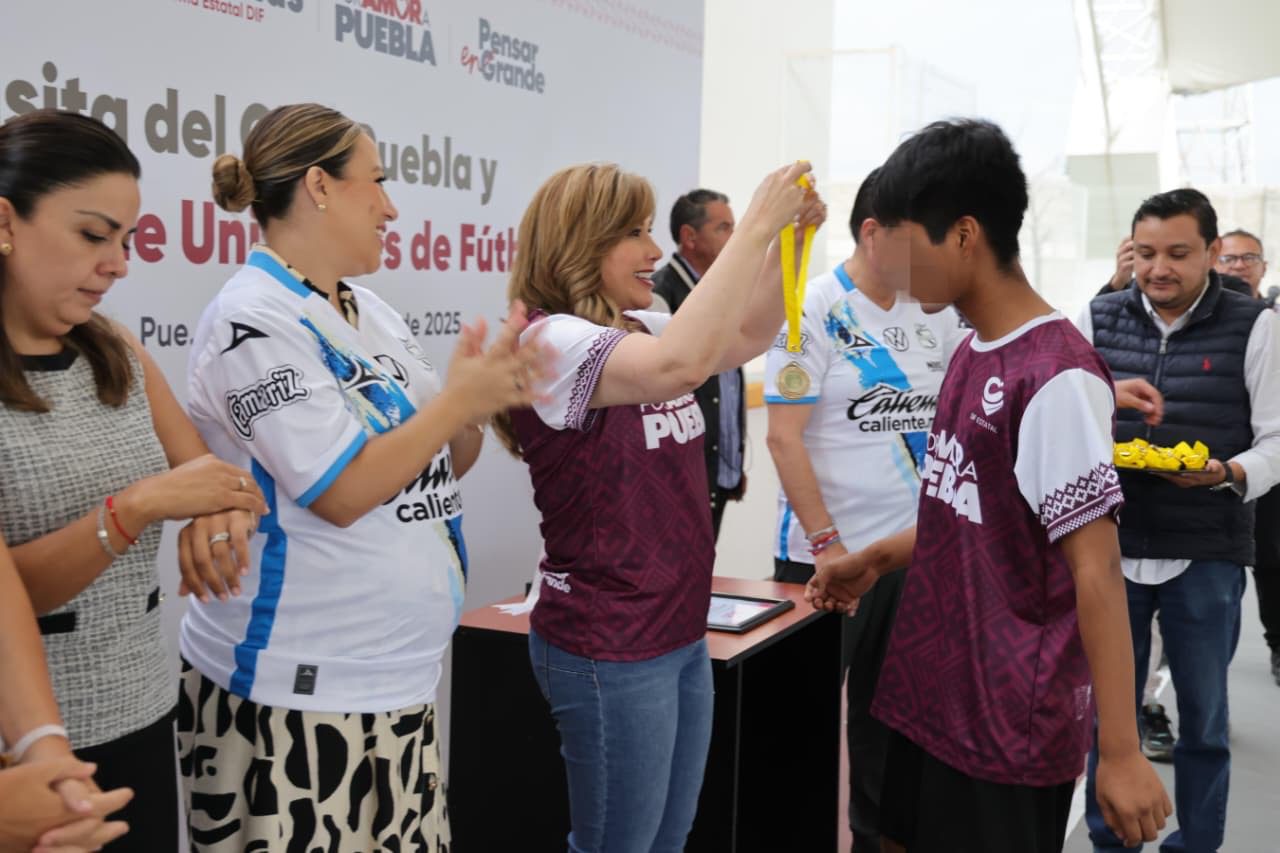 Jóvenes de la Casa del Adolescente conviven con futbolistas del Club Puebla