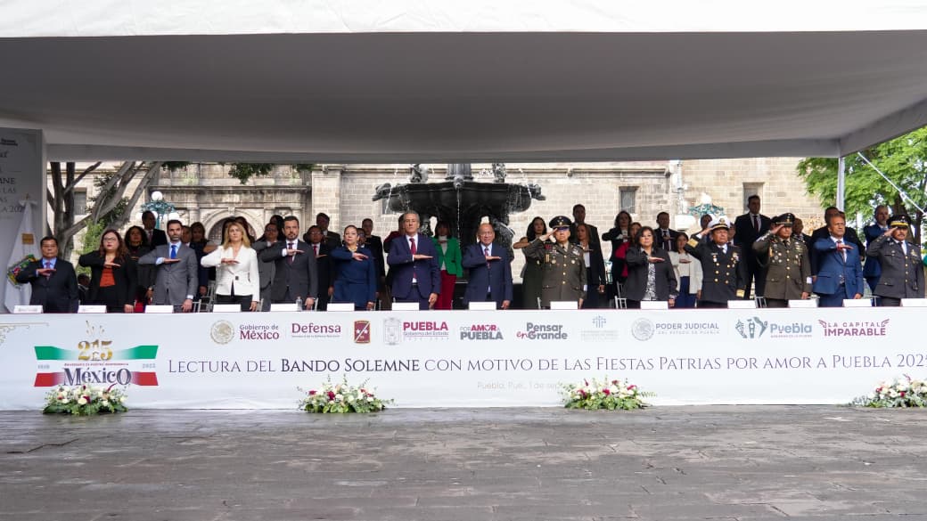 Coloca Pepe Chedraui Bando Solemne de las Fiestas Patrias 2025 en el Palacio Municipal