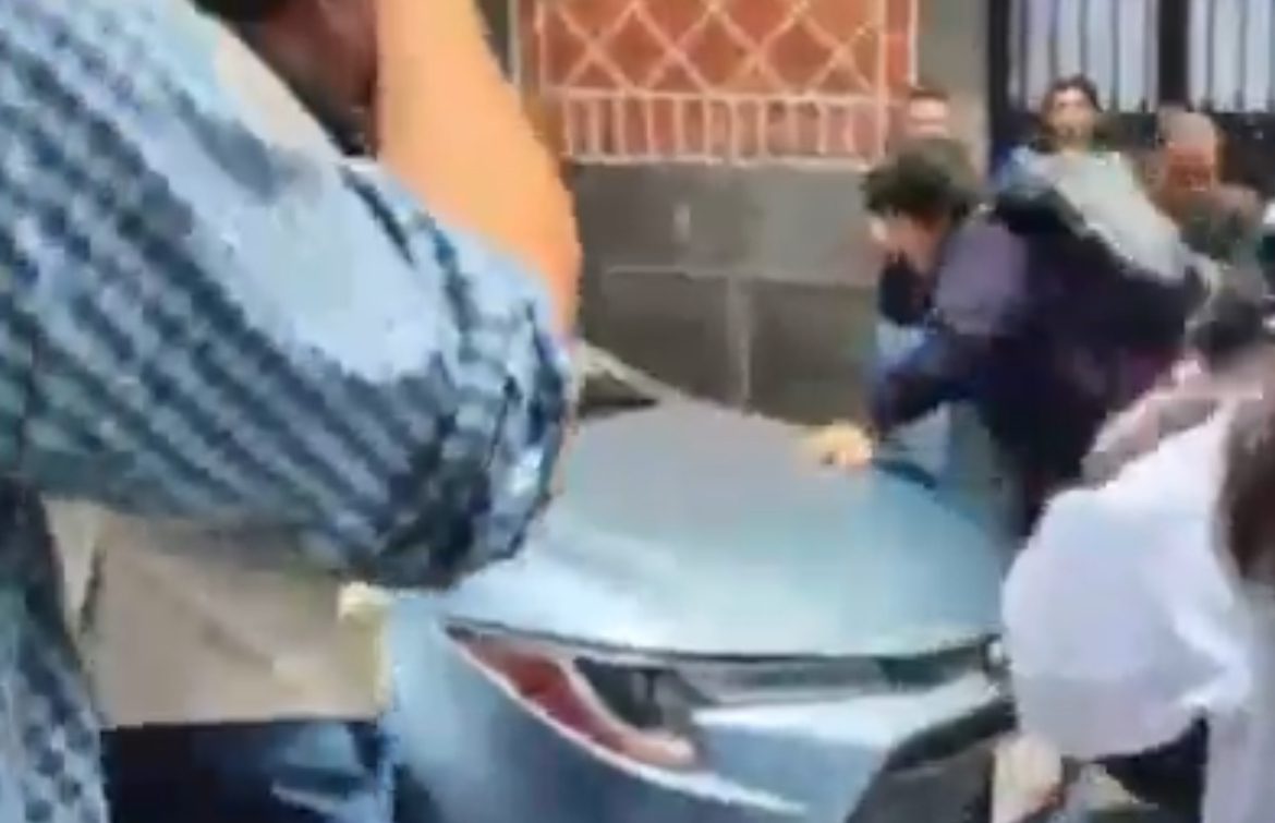 Agreden vehículo de la rectora Lilia Cedillo al salir del Edificio Carolino de la BUAP