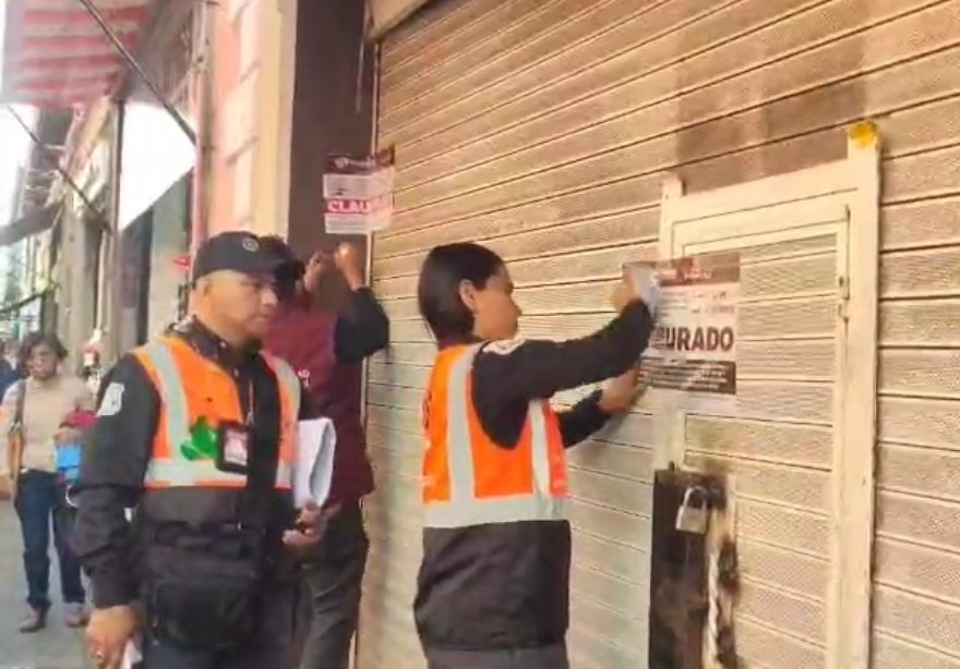 Clausuran dos tiendas en el Centro Histórico de Puebla por falta de comprobantes legales