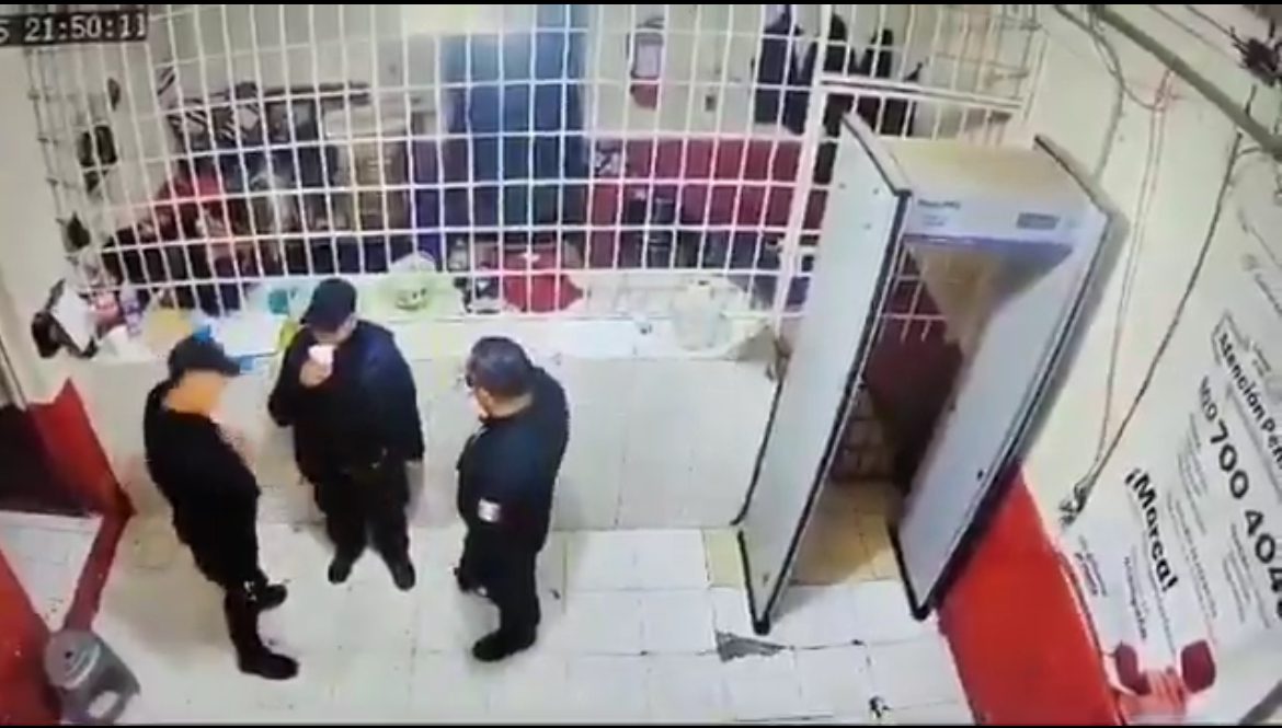 Captan agresión de custodio a interno en el Cereso de Huejotzingo; generan indignación en redes