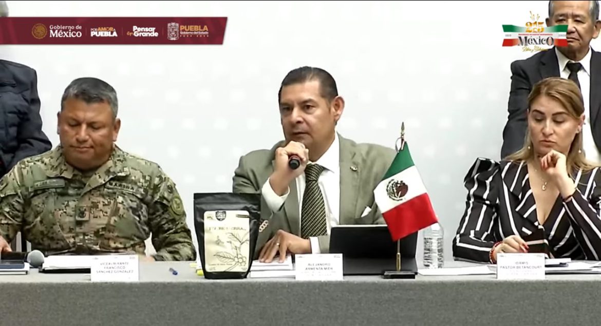 Gobernador Armenta responsabiliza a líder de la 28 de Octubre por quema de autobús en Puebla