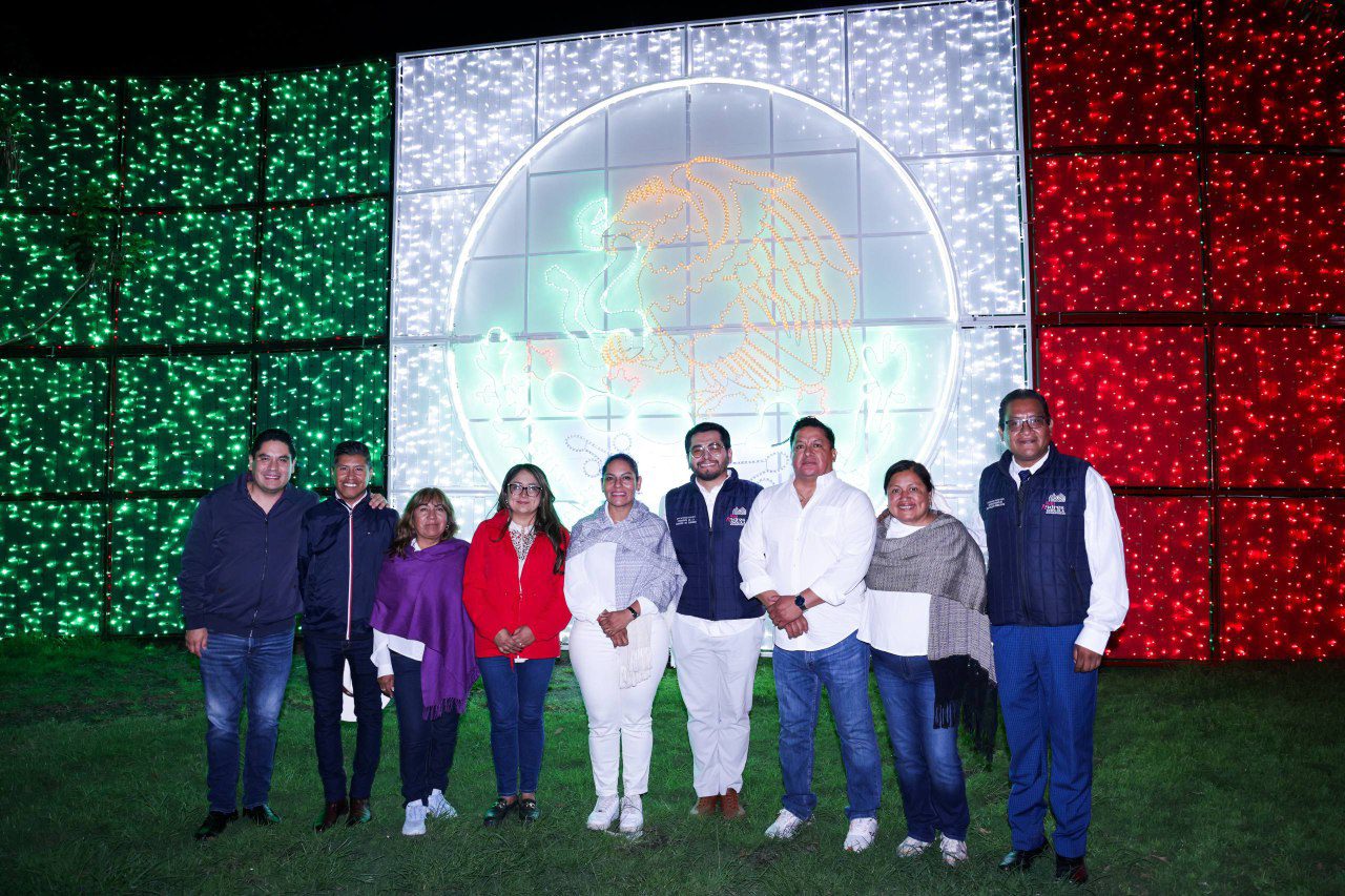 San Andrés Cholula se ilumina con espíritu patrio