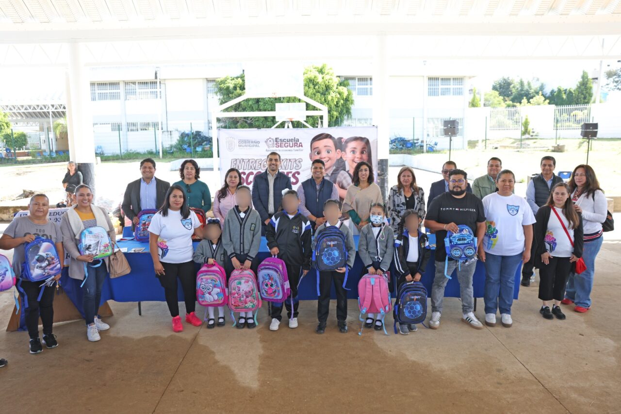 Omar Muñoz y Tere Alfaro continúan entrega de kits escolares