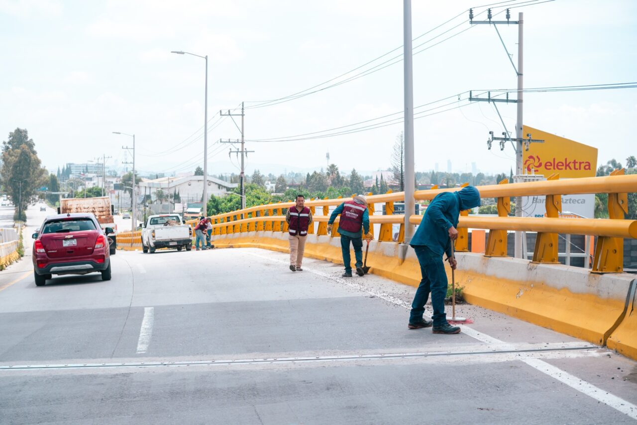 SOSAPACH realiza limpieza en el puente elevado del Distribuidor Vial Cholula