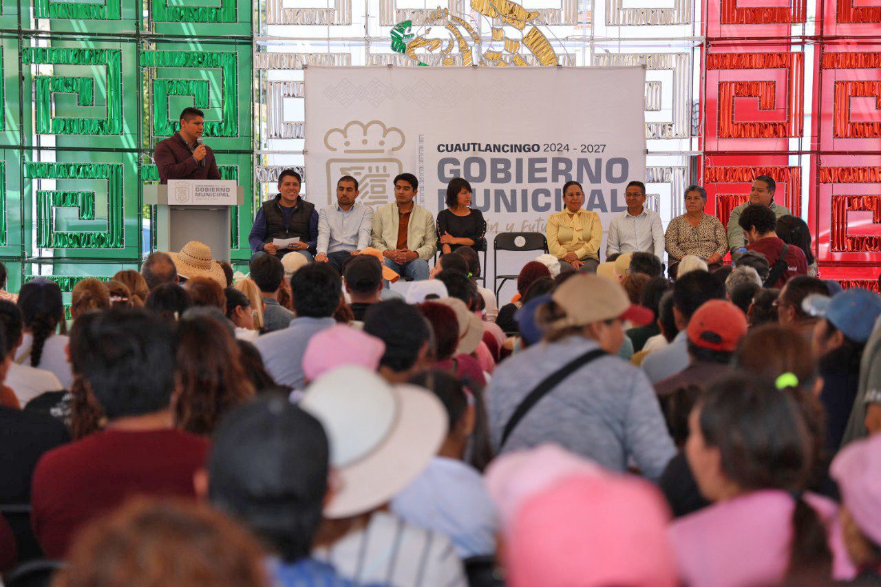 Omar Muñoz entrega tinacos para disminuir carencias de las familias