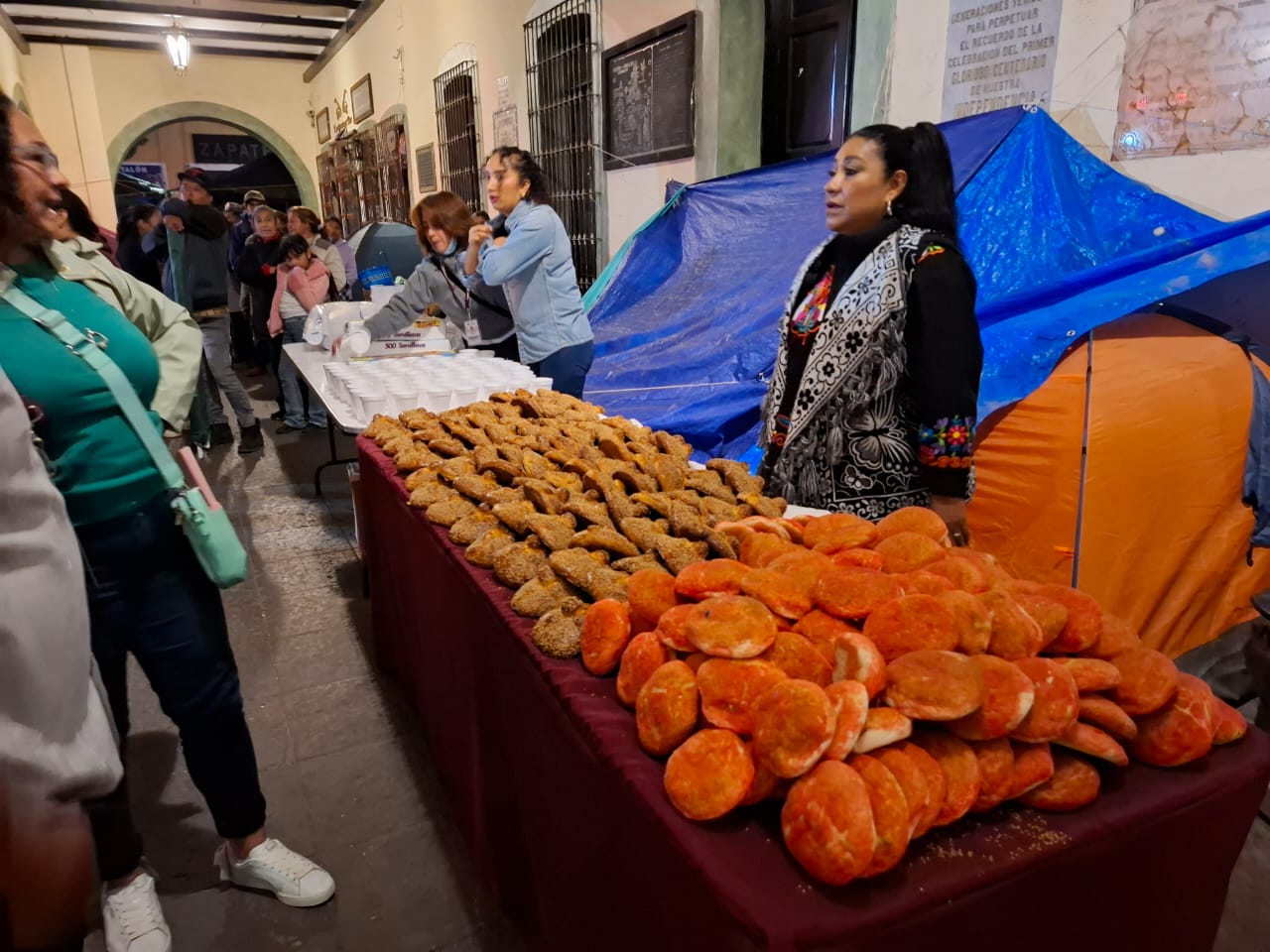 Inicia gobierno de San Pedro Cholula entrega de pan y café a peregrinos que van al trueque