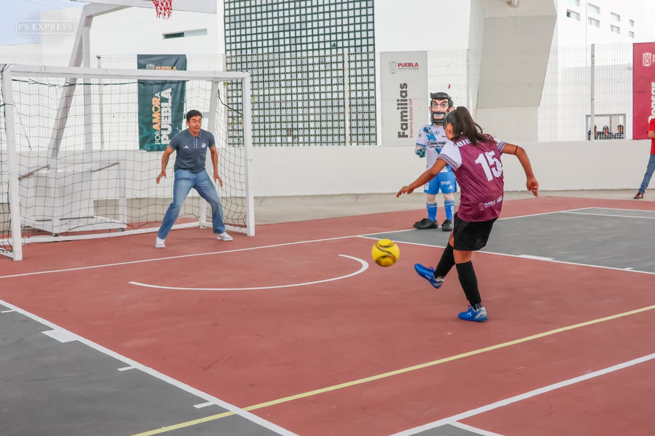 Jóvenes de la Casa del Adolescente conviven con futbolistas del Club Puebla