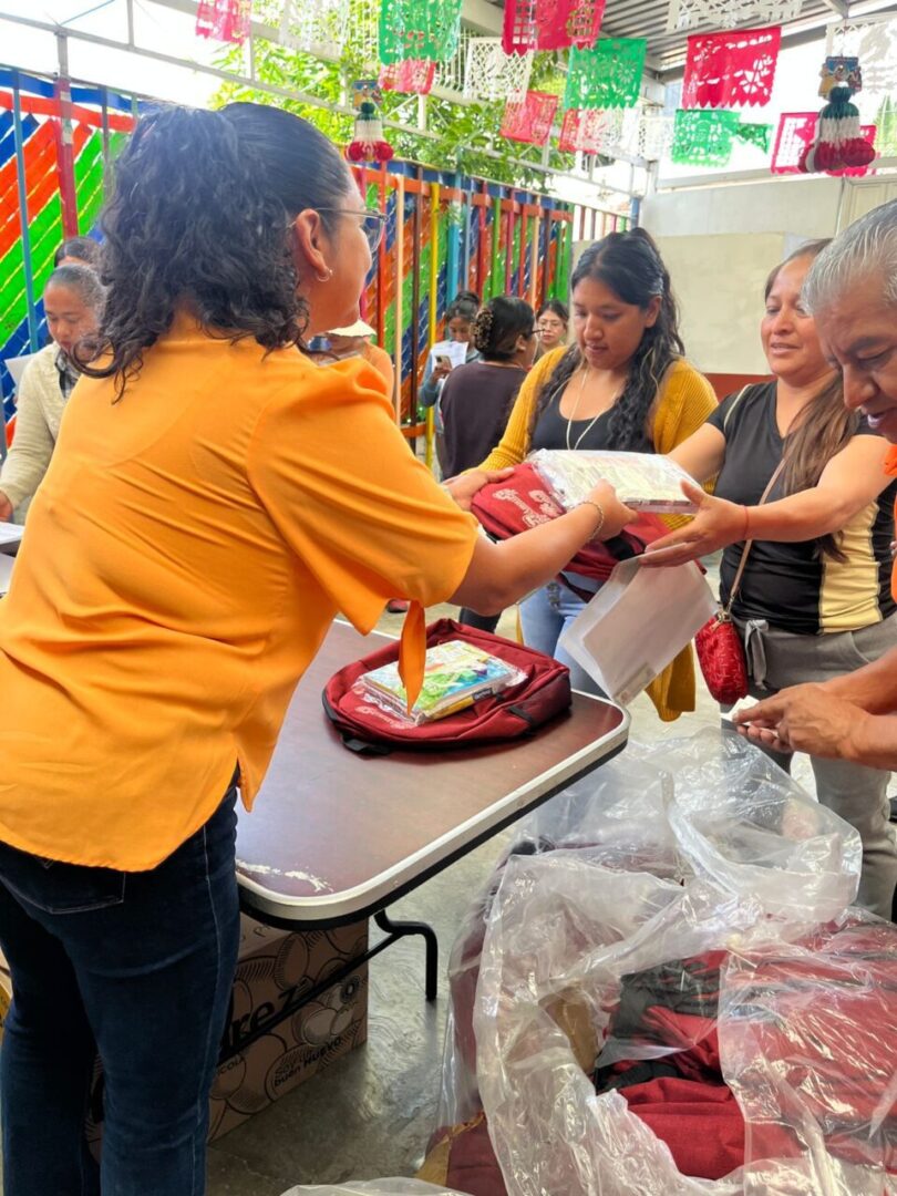 Continúa el programa Amoxtli entregando mochilas y kits escolares en San Pedro
