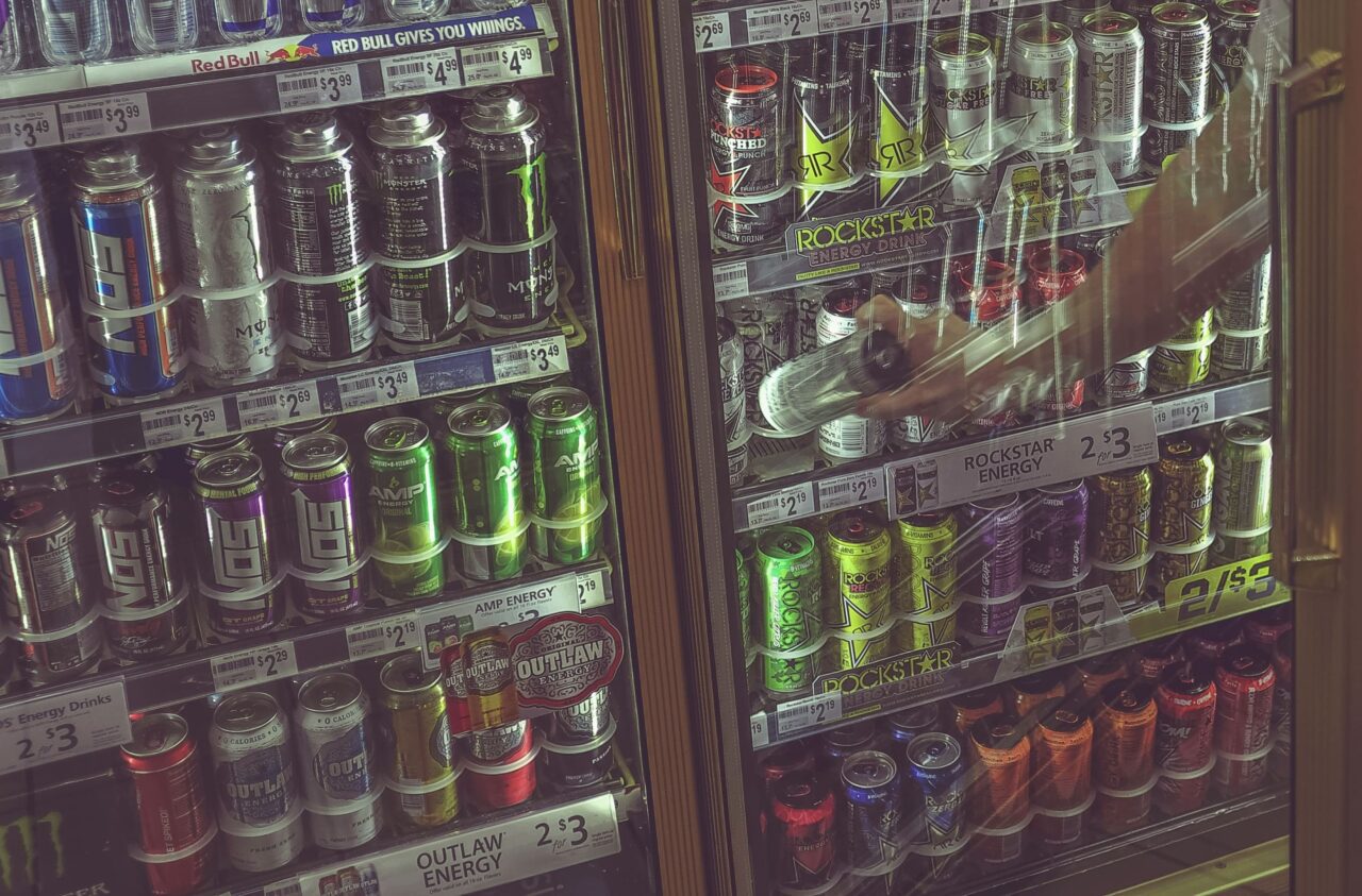 Cámara de Diputados prohíbe venta de bebidas energéticas a menores de 18 años