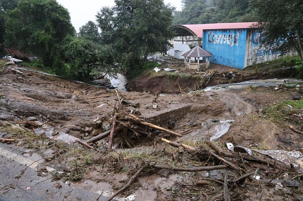 Continúa búsqueda de personas no localizadas en la Sierra Norte de Puebla tras lluvias