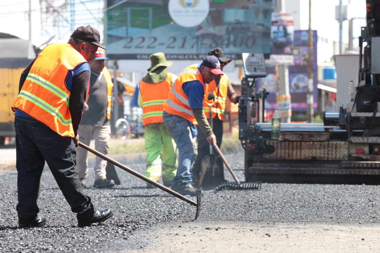 Supervisa gobernador Armenta pavimentación en Camino Real a Cholula y Zavaleta