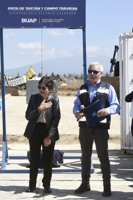 Rectora Lilia Cedillo coloca primera piedra de pista de tartán y campo traviesa en la prepa Alfonso Calderón