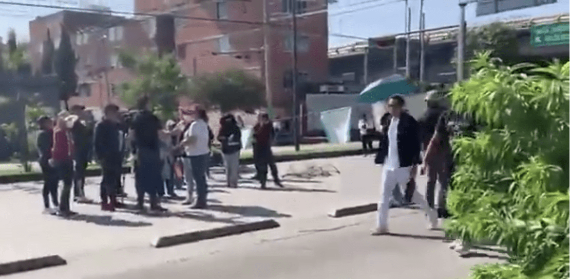Padres de familia del CENDI mantienen bloqueo en 11 Sur por despidos