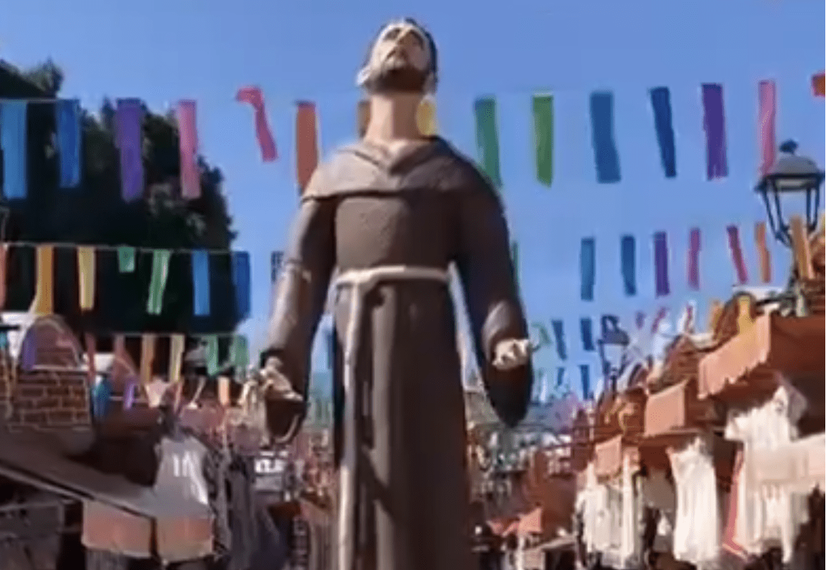 Ayuntamiento de Puebla restaura estatua de Fray Sebastián de Aparicio en El Parián
