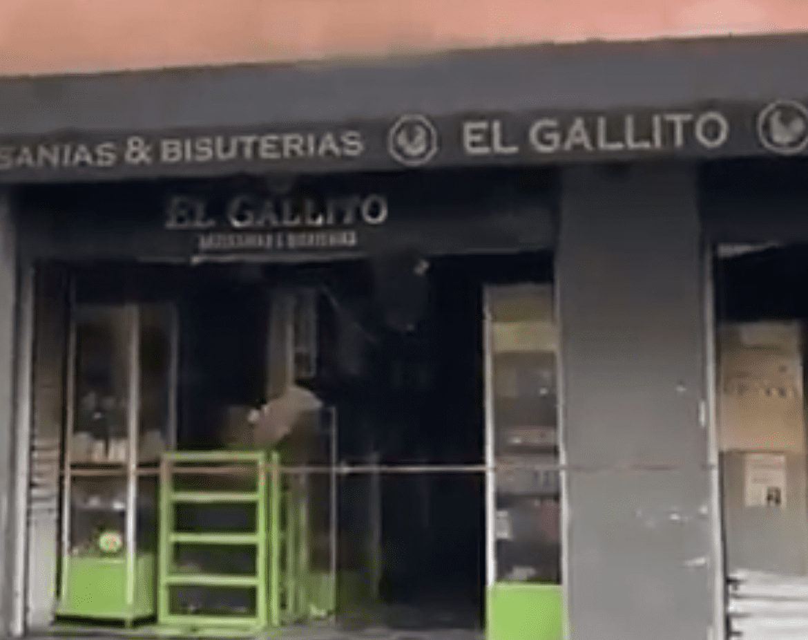 Incendio en tienda de artesanías “El Gallito” en el Centro Histórico de Puebla