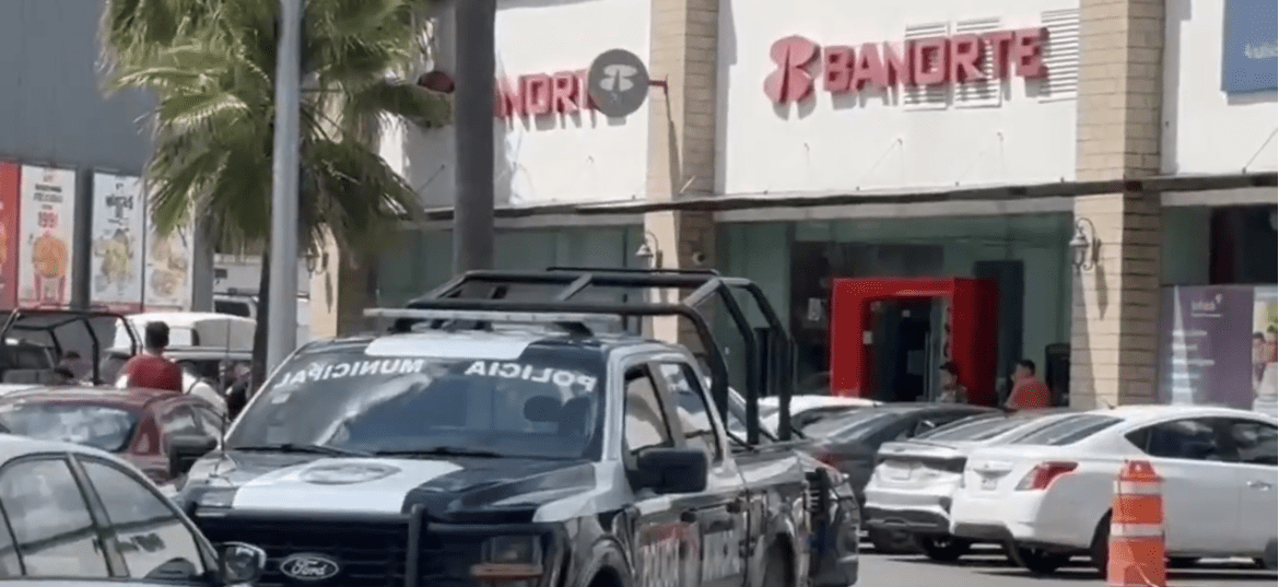Balacera en San Andrés Cholula deja robo millonario a cuentahabiente en Plaza Pabellón