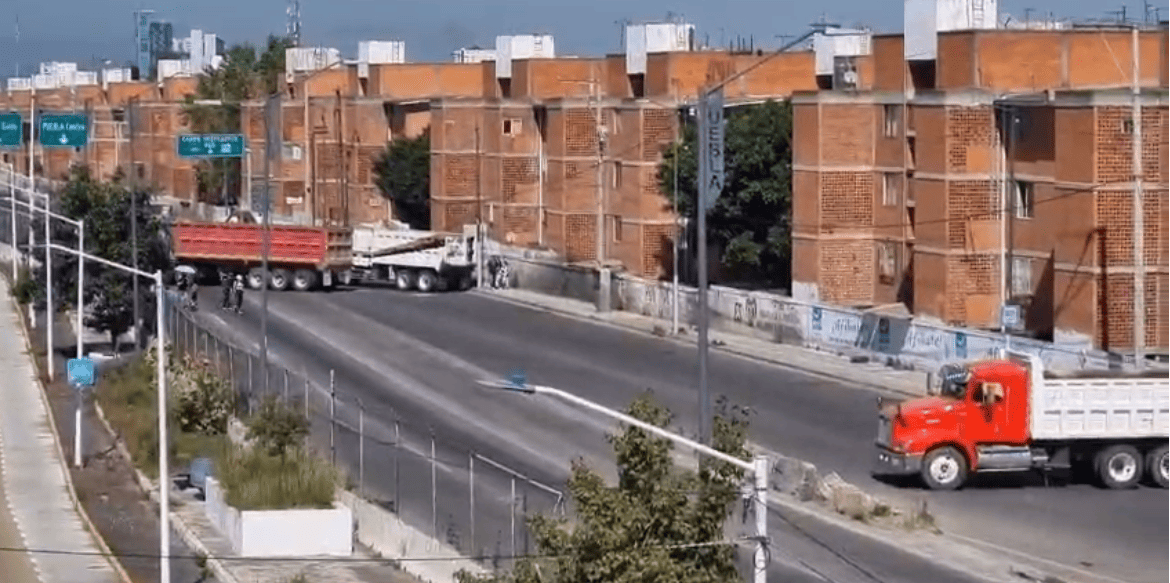 Transportistas bloquean el Periférico Ecológico en Puebla para exigir participación en obra pública