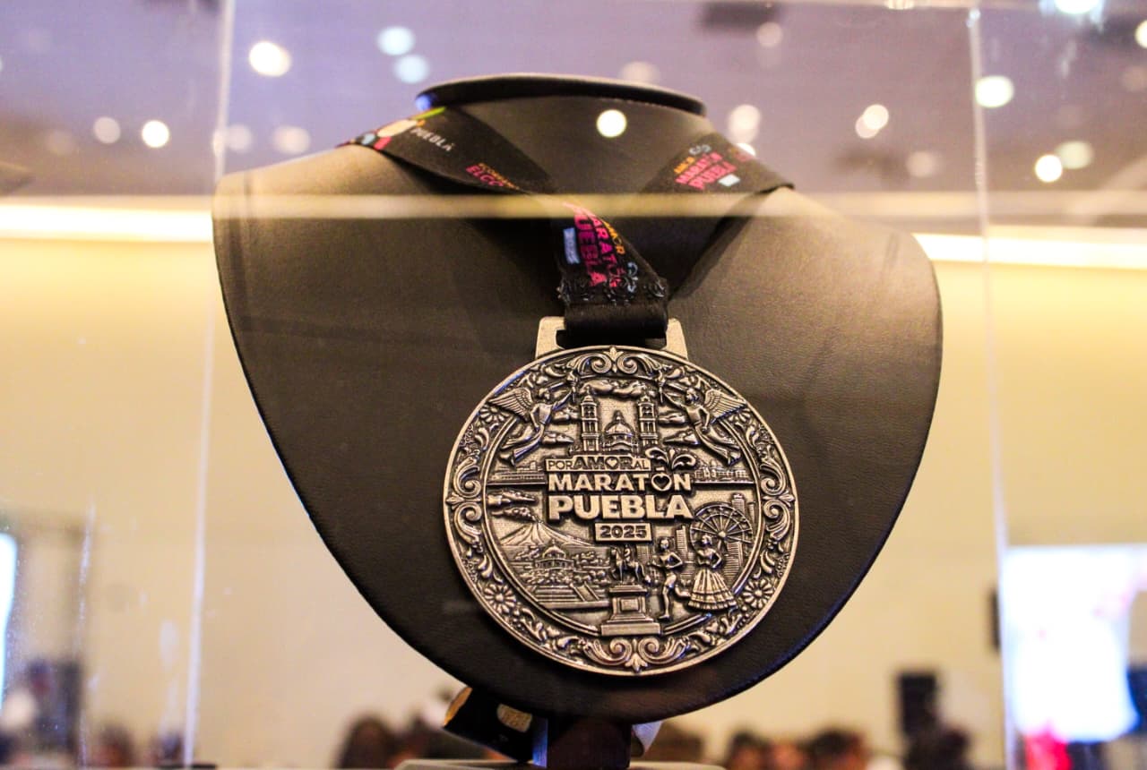 Presentan medalla y playeras oficiales del Maratón de Puebla