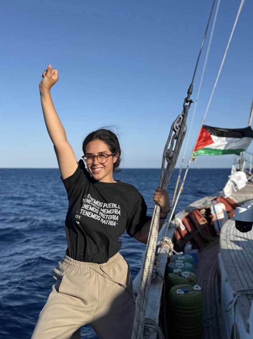 Retienen fuerzas israelíes a la periodista mexicana Arlin Medrano en flotilla humanitaria hacia Gaza