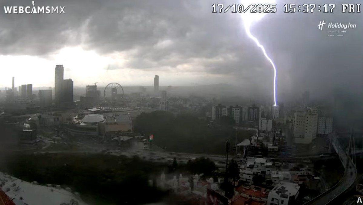 Granizada e inundaciones provocan caos vial en Puebla; emiten alerta por lluvias intensas