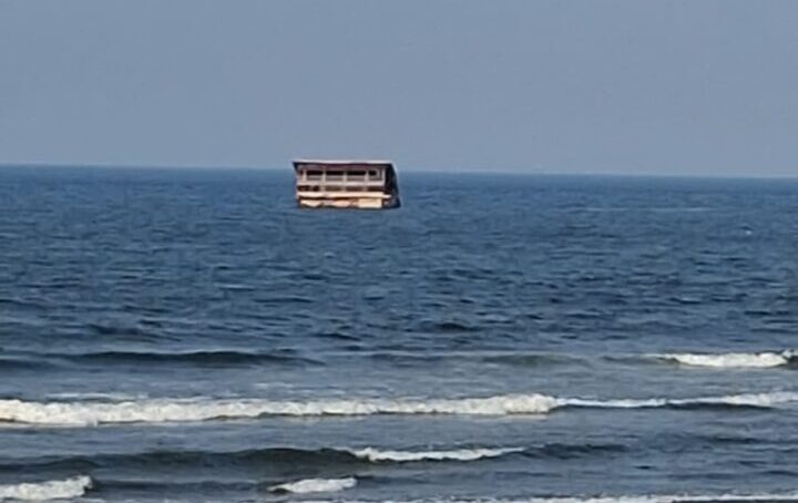 Restaurante flotante “El Atracadero” es arrastrado mar adentro por marejadas en Tuxpan