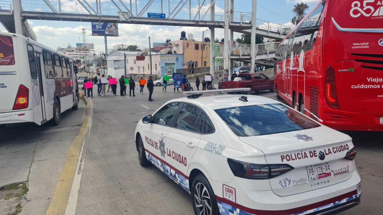 Estudiantes y padres de la Universidad Cuauhtémoc protestaron en el bulevar Atlixco