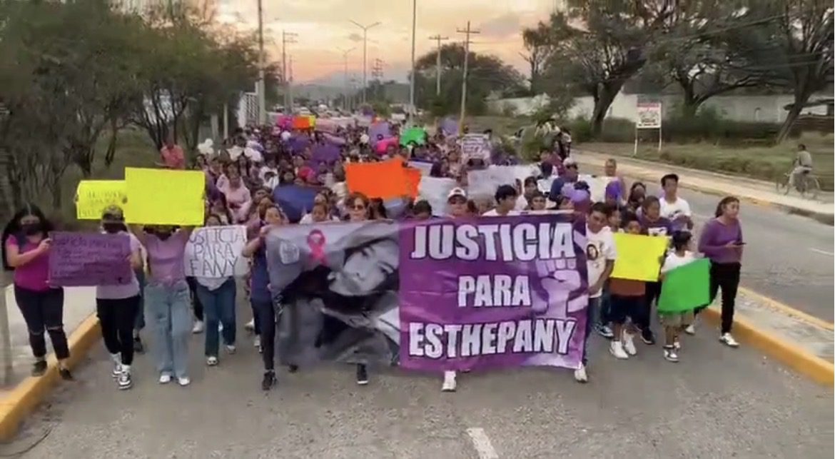 Marchan en Ajalpan para exigir justicia por la muerte de Estephanya, elemento de la Guardia Nacional