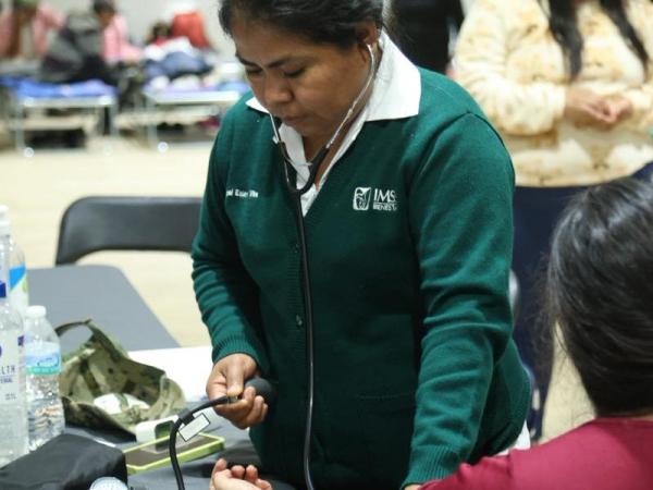 Continúa atención médica y sanitaria en refugios temporales de la Sierra Norte