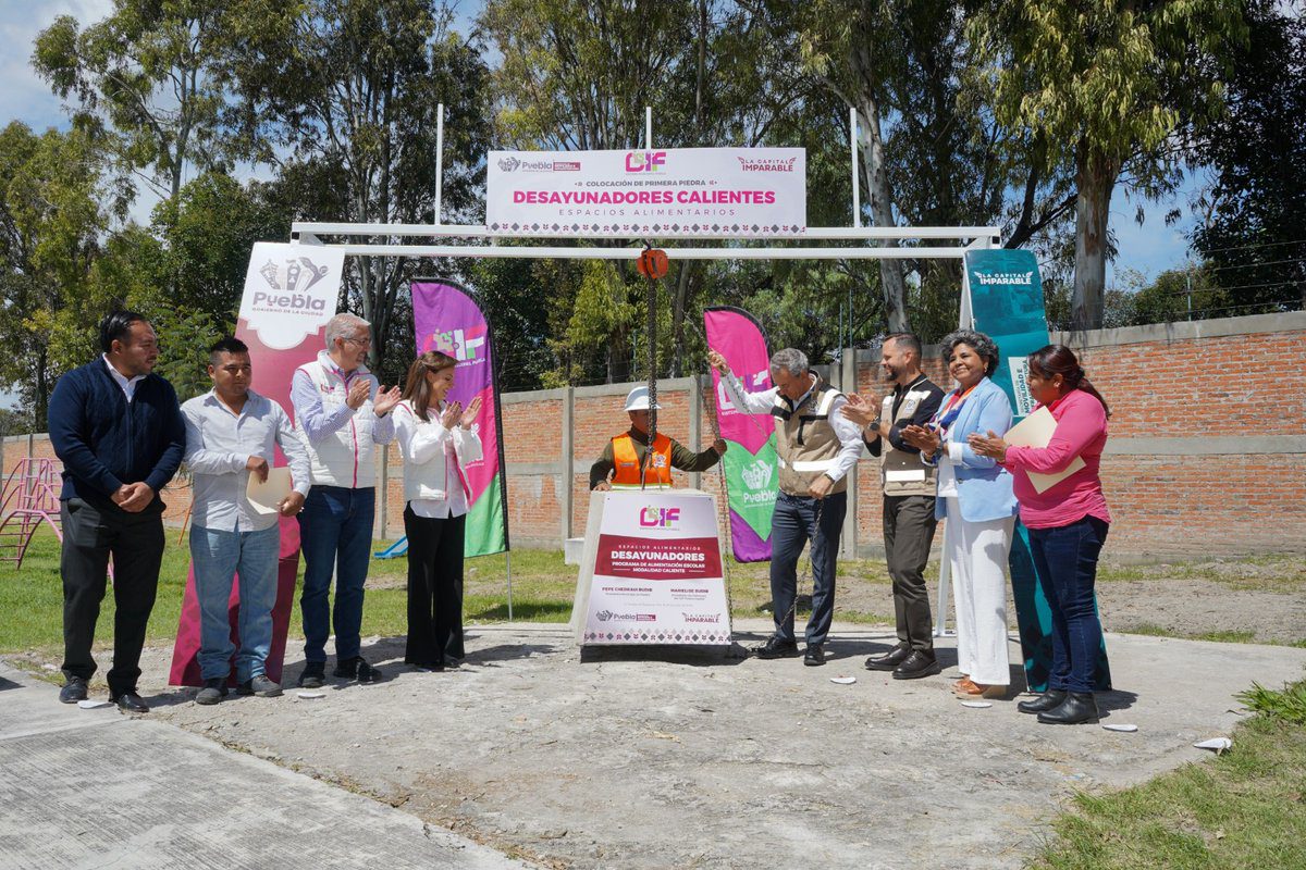 MariElise Budib y Pepe Chedraui colocan la primera piedra de desayunadores escolares transitorios