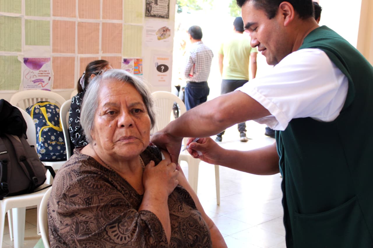 Poblanos se protegen contra influenza y covid en Jornada de Salud en Tetela de Ocampo