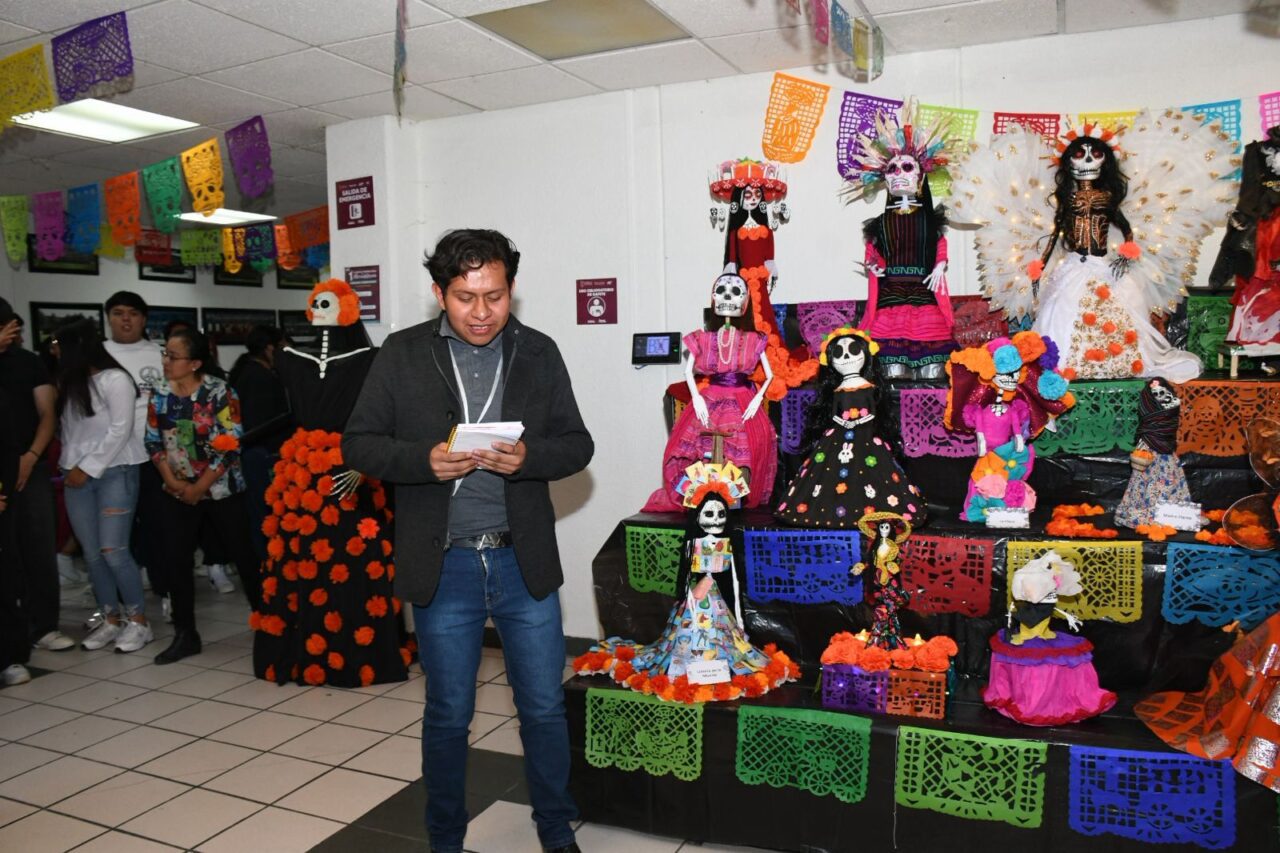 Estudiantes UTH fortalecen la tradición del Día de Muertos con ofrendas ancestrales