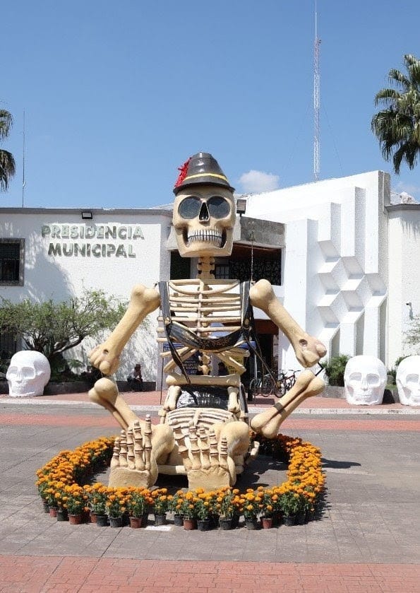 Invita Ayuntamiento de Cuautlancingo a visitar Catrinas Monumentales