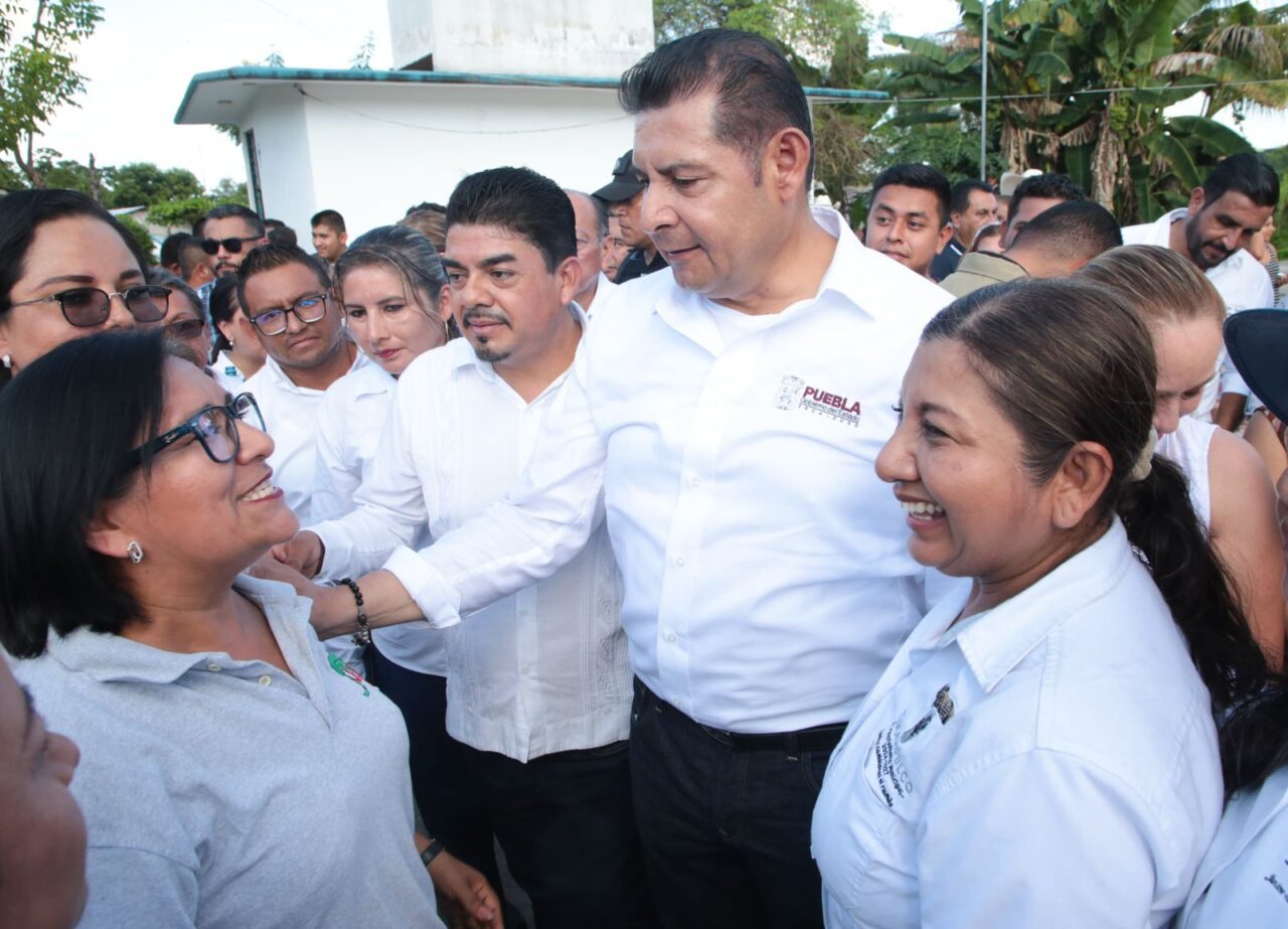 Con módulos de maquinaria se rehabilitan y construyen carreteras en Tenampulco