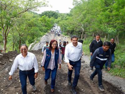 Gobierno federal y estatal encabezan reapertura de caminos y entrega de víveres en Pantepec