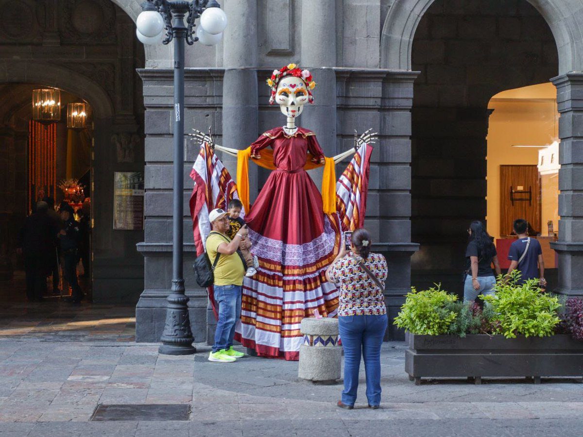 Catrinas y flores engalanan el Centro Histórico de Puebla