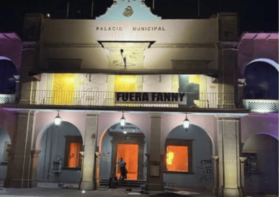 Incendian Palacio Municipal de Apatzingán y se desatan protestas en Uruapan tras asesinato del alcalde Carlos Manzo