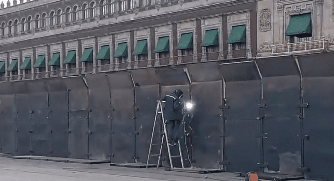 Blindan Palacio Nacional ante protestas de la CNTE y la Generación Z