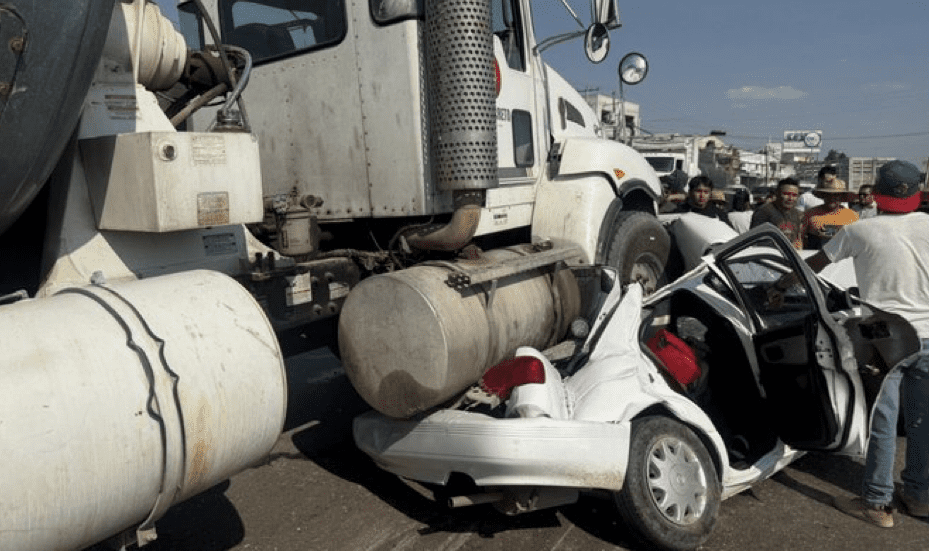 Dos mujeres muertas y una herida tras volcadura de revolvedora en Amozoc