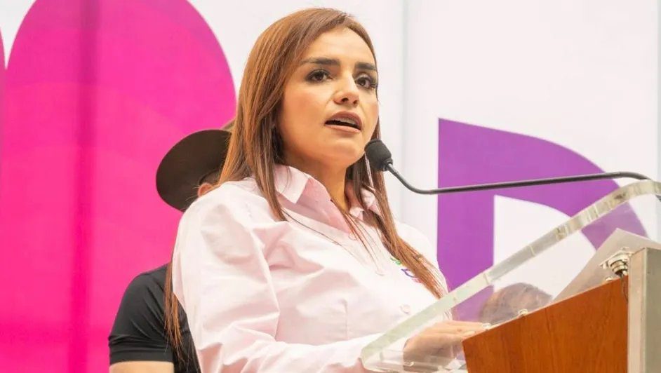 Asume viuda de Carlos Manzo la alcaldía de Uruapan; Sheinbaum promete justicia y apoyo federal