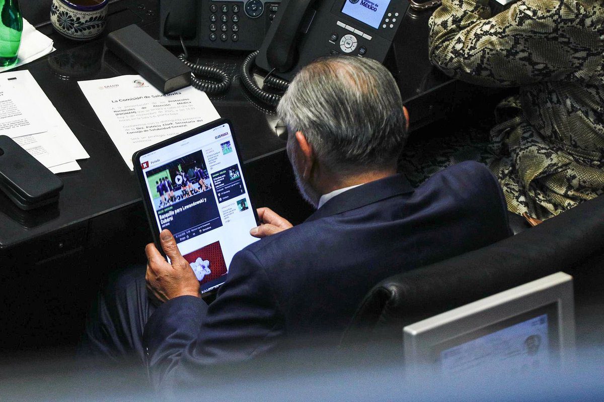 Captan otra vez a Adán Augusto López viendo fútbol en plena sesión del Senado; ya van tres veces en el año